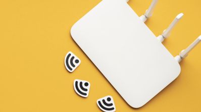 Router con varios símbolos de WiFi