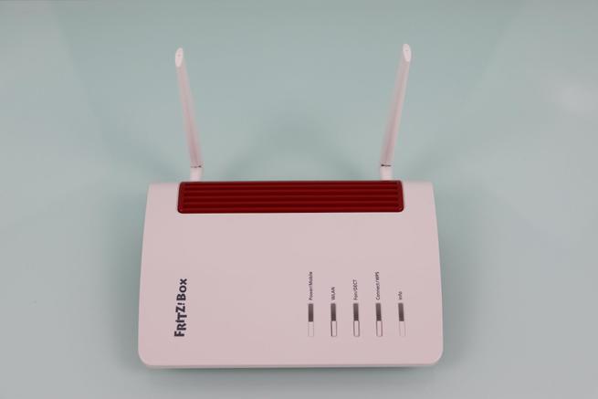 Frontal del router 4G AVM FRITZBox 6850 LTE en detalle