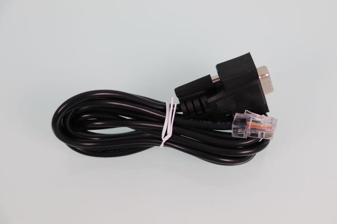 Cable de consola del switch L3 D-Link DGS-1520-28MP en detalle