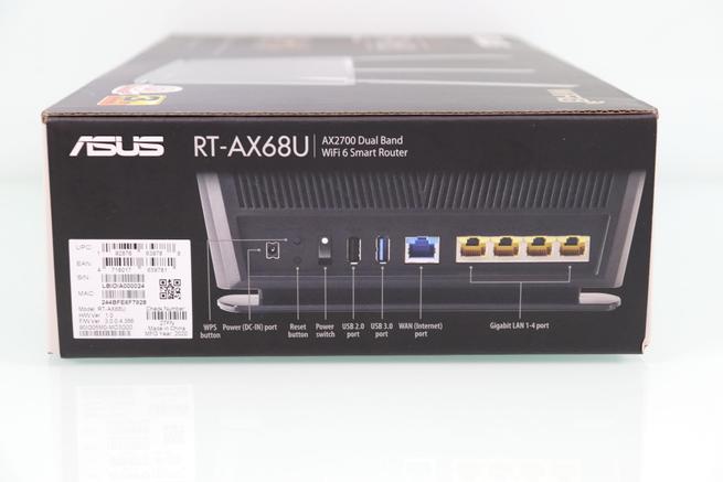 Vista del lateral derecho de la caja del router ASUS RT-AX68U
