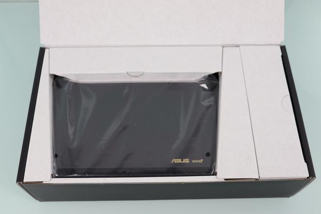 Vista del interior de la caja con el router ASUS RT-AX68U