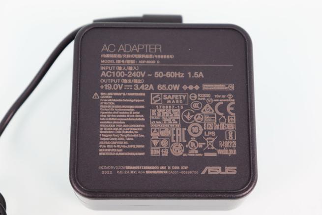 Vista de las especificaciones técnicas de la fuente de alimentación del router ASUS RT-AX89X