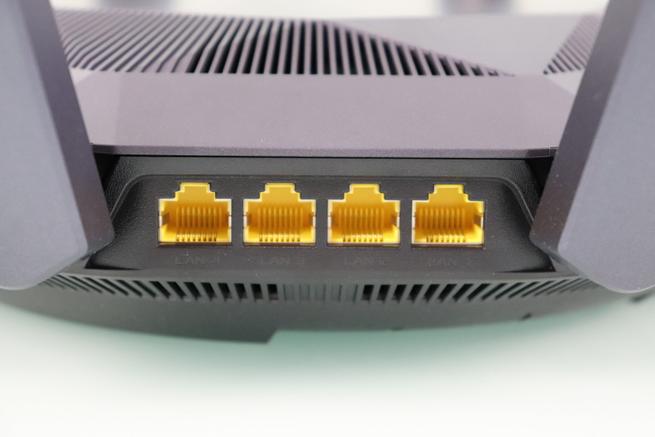 Vista de los 8 puertos Gigabit Ethernet LAN del router ASUS RT-AX89X