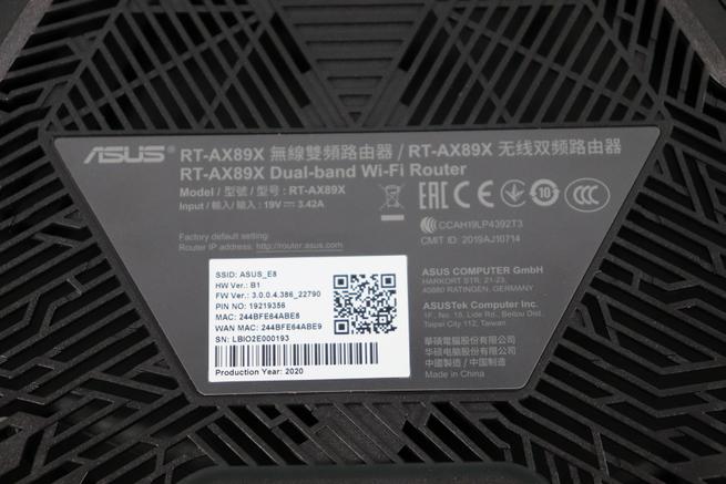 Vista de la pegatina del router ASUS RT-AX89X en detalle