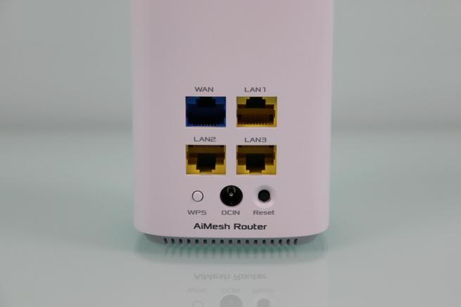 Vista de los puertos Gigabit, botones y conectores del sistema WiFi mesh ASUS ZenWiFi AC Mini CD6