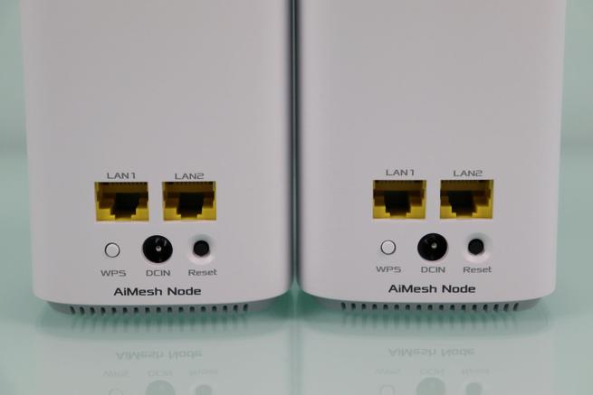 Vista de los puertos Gigabit Ethernet, botones y conector del sistema WiFi mesh ASUS ZenWiFi AC Mini CD6