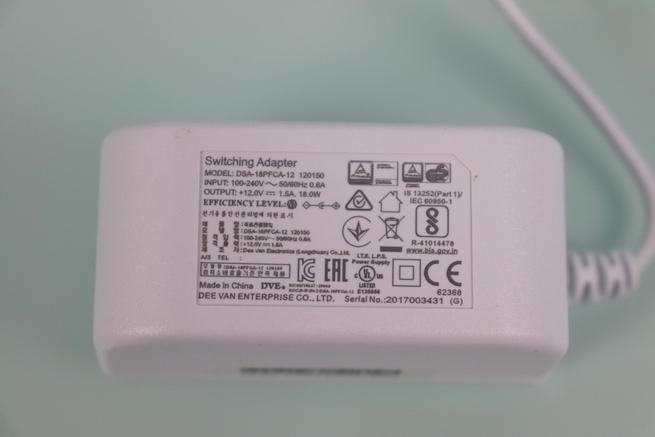 Vista de las especificaciones de la fuente de alimentación del sistema WiFi Mesh ASUS ZenWiFi AX Mini XD4