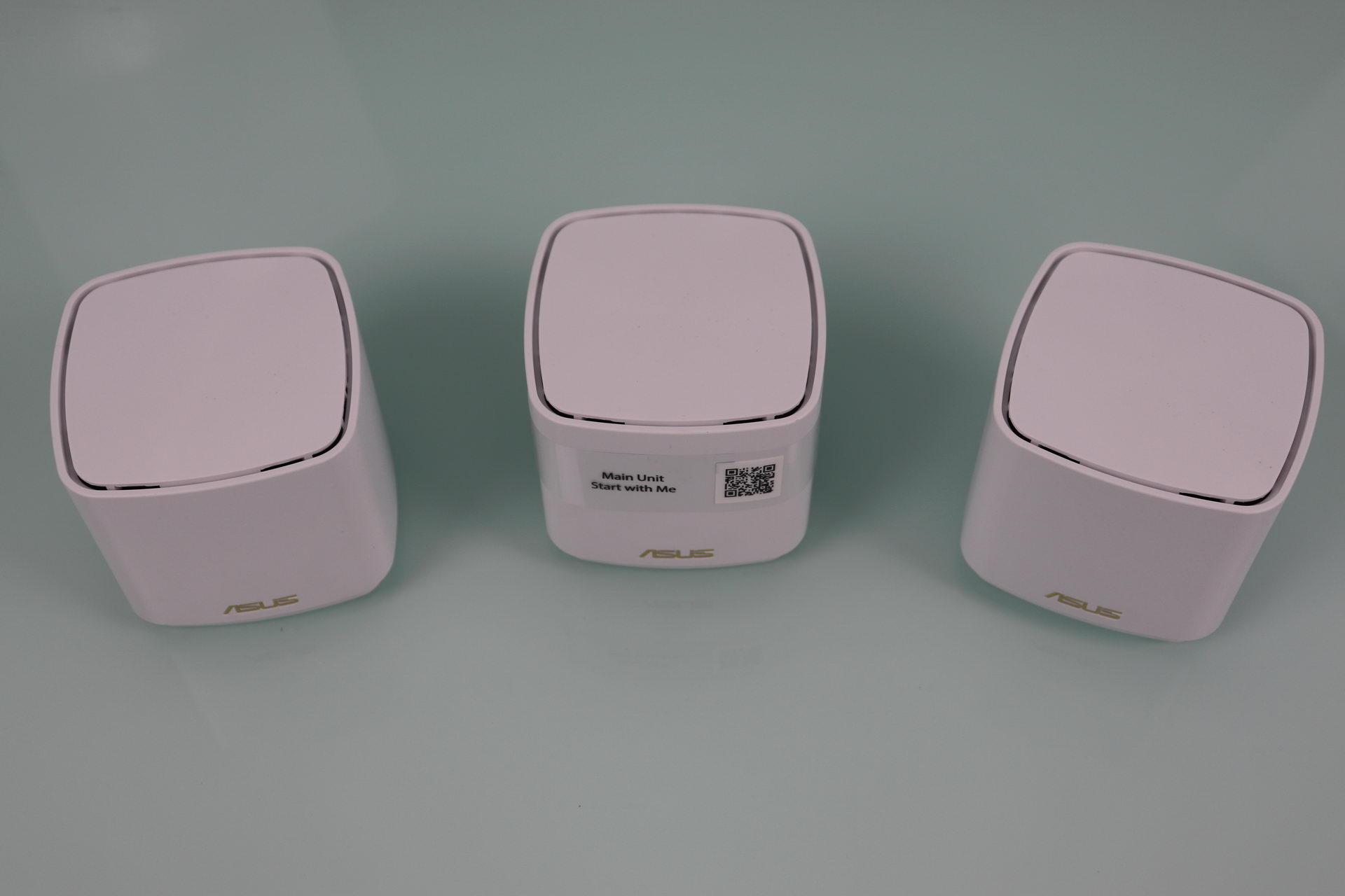 Vemos los tres equipos del sistema WiFi Mesh ASUS ZenWiFi AX Mini XD4