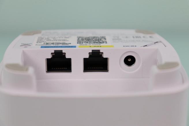 Vista de los peurtos Gigabit y alimentación del sistema WiFI Mesh ASUS ZenWiFi AX Mini XD4