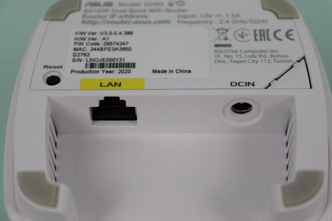 Vista del puerto Gigabit Ethernet del nodo AiMesh del sistema WiFI Mesh ASUS ZenWiFi AX Mini XD4