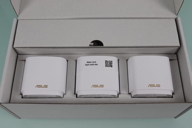 Vista del interior de la caja del sistema WiFi Mesh ASUS ZenWiFi AX Mini XD4 en detalle