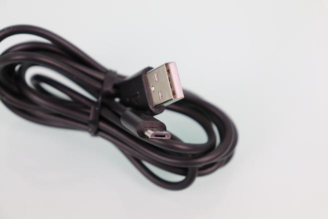 Vista del cable USB tipo A a micro USB de la cámara D-Link DCS-6100LH