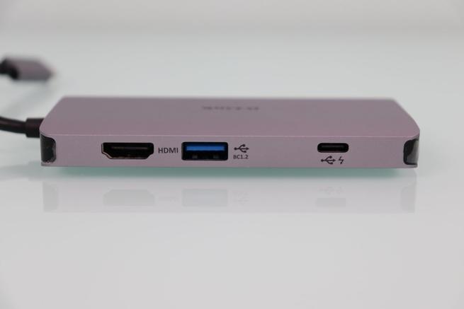Vista del puerto HDMI, USB 3.0 y USB-C del hub D-Link DUB-M810