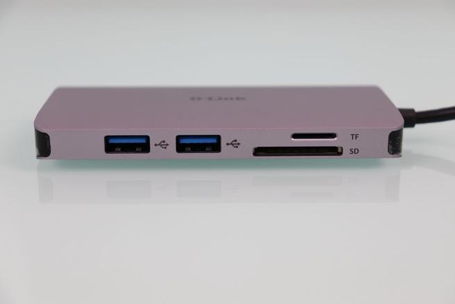 Vista de los puertos USB 3.0 y tarjetas del hub D-Link DUB-M810