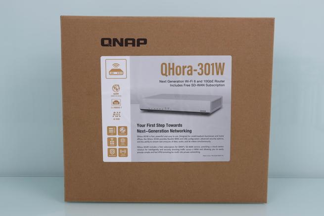 Vista frontal de la caja del router profesional QNAP QHora-301W