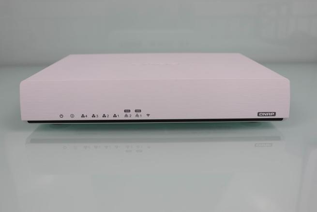 Vista frontal del router QNAP QHora-301W en detalle