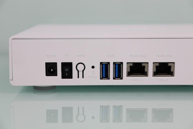 Vista del conector de alimentación, botón, WPS, RESET, USB 3.0 y 10G del QNAP QHora-301W