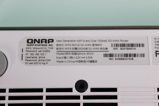 Vista de la pegatina del router QNAP QHora-301W con credenciales