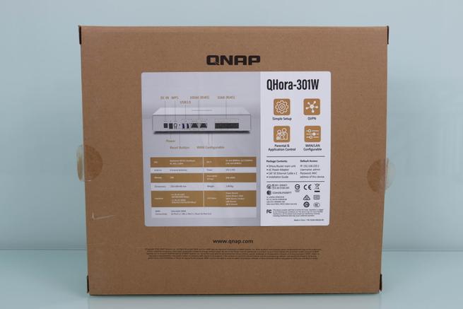 Vista trasera de la caja del router profesional QNAP QHora-301W