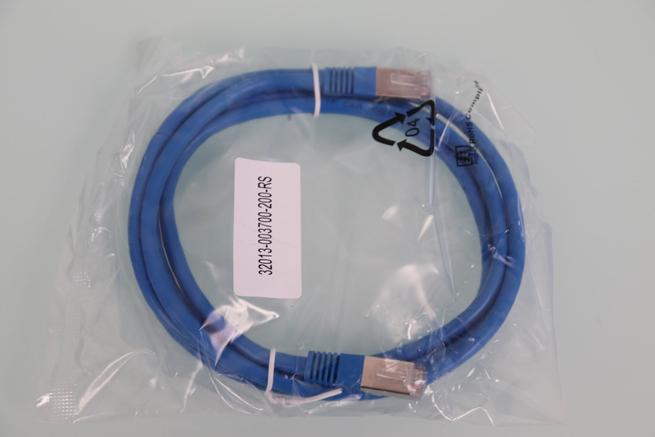 Vista del cable de red Cat6A FTP del router QNAP QHora-301W