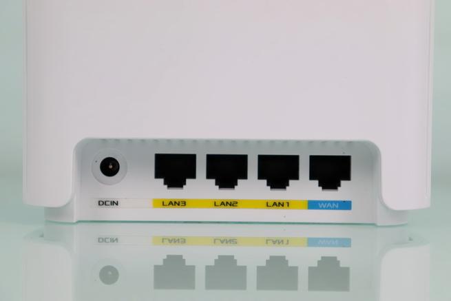 Vista del conector de alimentación y puertos Gigabit del ASUS ZenWiFi XD6