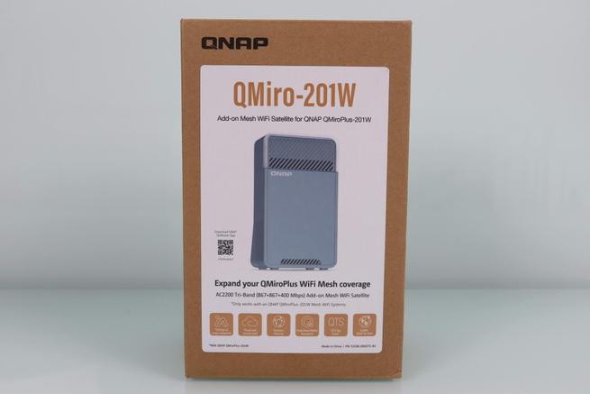 Vista frontal de la caja del router WiFi Mesh QNAP QMiro-201W