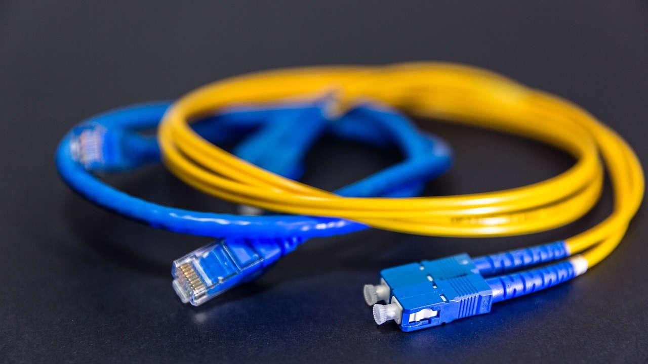 Internet De Fibra óptica. Cables De Red Conectados a Un Router