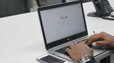 portatil con la web de Google