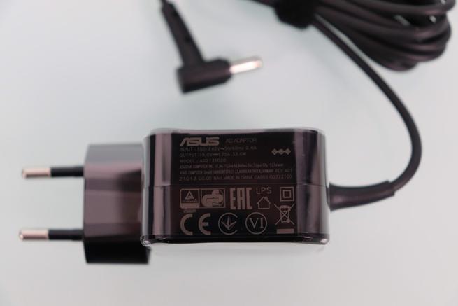 Transformador de corriente del router gaming ASUS ROG STRIX GS-AX5400