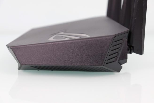 Lateral derecho del router gaming ASUS ROG STRIX GS-AX5400