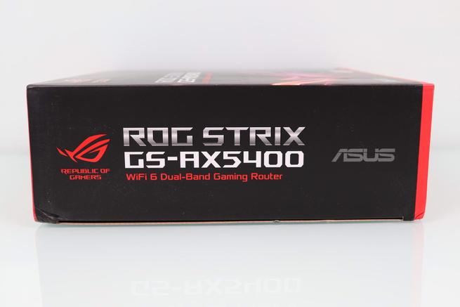 Lateral derecho de la caja del router con el modelo del ASUS ROG STRIX GS-AX5400