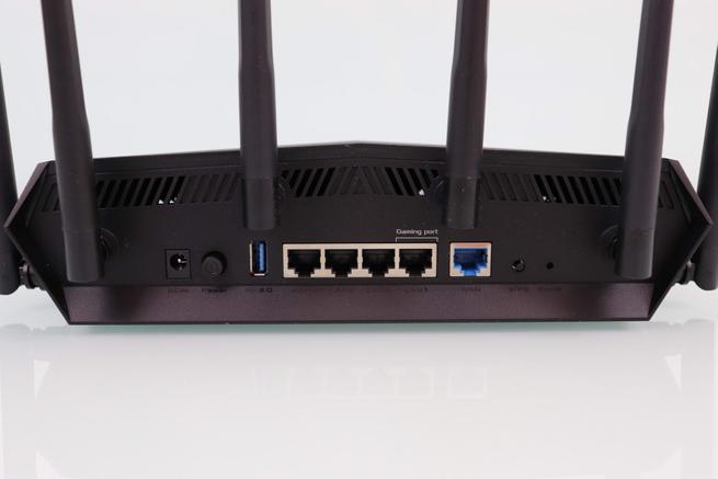 Alimentación, USB, puertos Gigabit LAN y WAN y botones del router ASUS TUF-AX5400