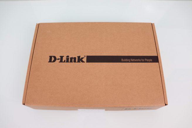 Vista de la parte frontal de la caja del router profesional D-Link DSR-1000AC