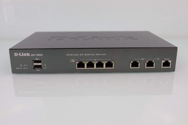 Vista frontal del router profesional D-Link DSR-1000AC en detalle