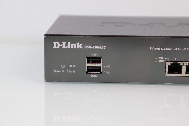 Vista de los LEDs y puertos USB del router D-Link DSR-1000AC