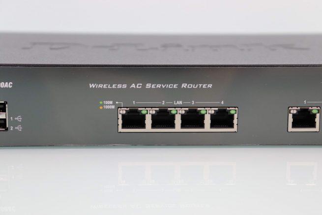 Vista de los puertos GIgabit Ethernet LAN del router D-Link DSR-1000AC
