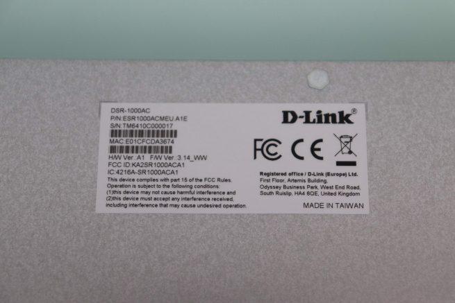 Vista de la pegatina del router profesional D-Link DSR-1000AC