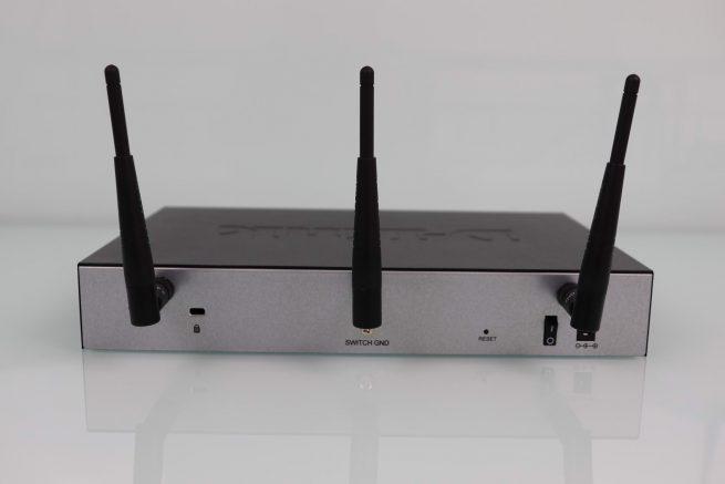 Vista del router profesional D-Link DSR-1000AC en todo su esplendor