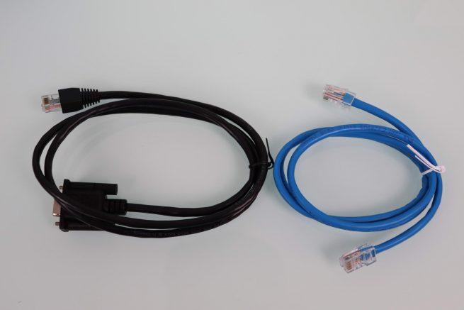 Vista del cable de consola y Ethernet del router profesional D-Link DSR-1000AC