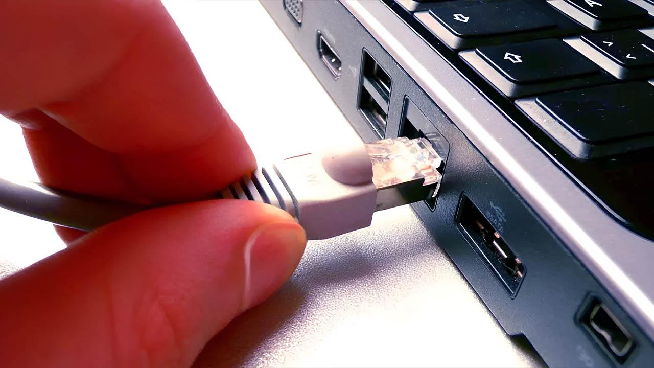 conectar cable de red en puerto Ethernet