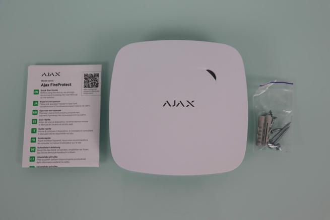 Contenido de la caja del detector de humo Ajax FireProtect