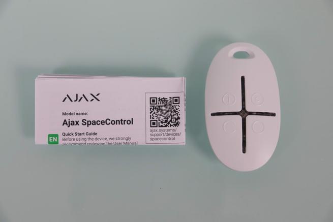 Contenido de la caja del mando Ajax SpaceControl