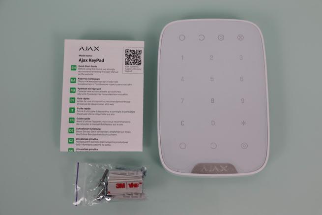 Contenido de la caja del teclado inalámbrico Ajax KeyPad
