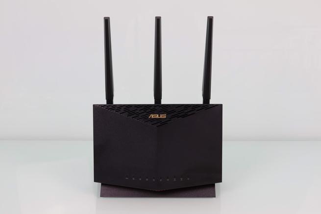 Frontal del router WiFi 6 ASUS RT-AX86S
