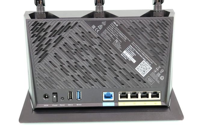 Trasera del router ASUS RT-AX86S con todos los puertos Ethernet y USB