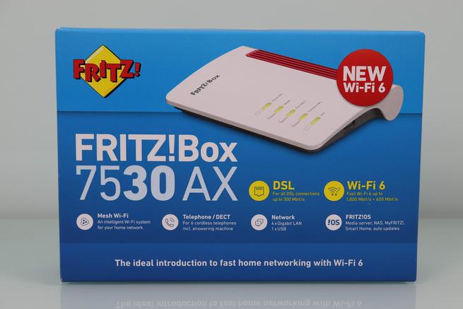 Frontal de la caja del router FRITZBox 7530 AX en detalle