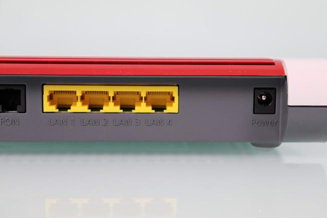 Puertos Gigabit Ethernet para LAN y alimentación del router FRITZBox 7530 AX