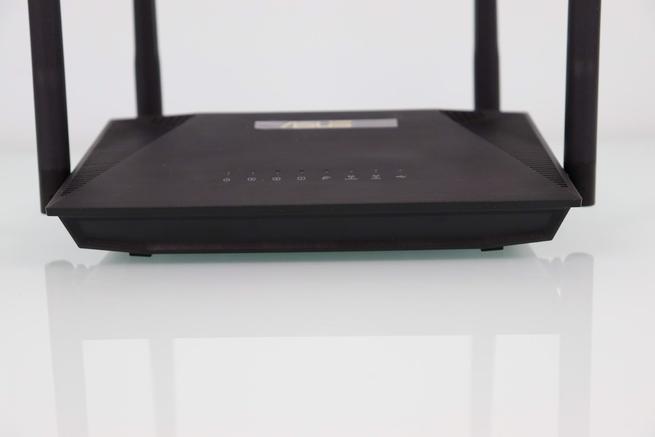 Inferior del router ASUS RT-AX53U en detalle