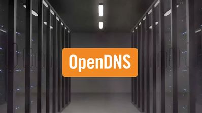 Logo de OpenDNS sobre un fondo desenfocado de una sala de servidores con armarios rack.