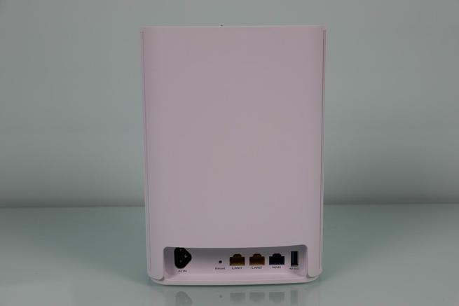 Trasera del router ASUS ZenWiFi XP4 en detalle